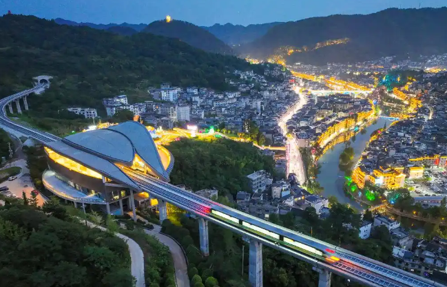 凤凰古城磁浮入选湖南文旅“新花YOUNG”优秀项目