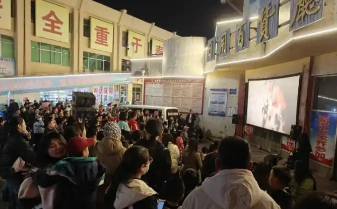 潍坊诸城：露天电影进夜市，文化“软实力”带动消费“硬增长”